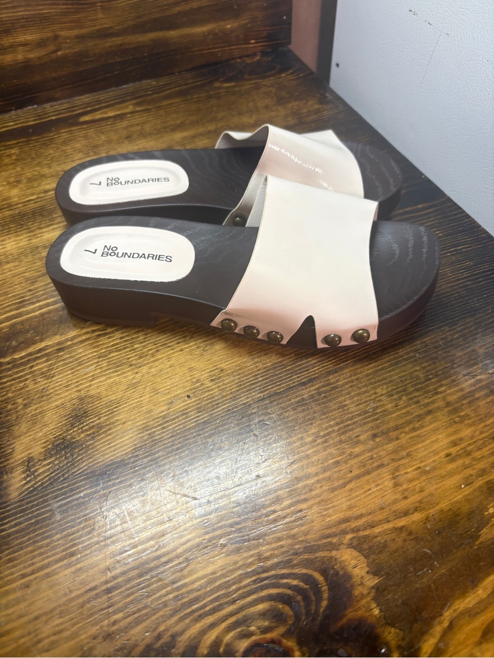 No boundaries cream sandals size 7